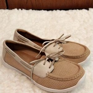 CLARKS PERFORATED LEATHER UPPER LOAFER BOAT SHOES size 8.5